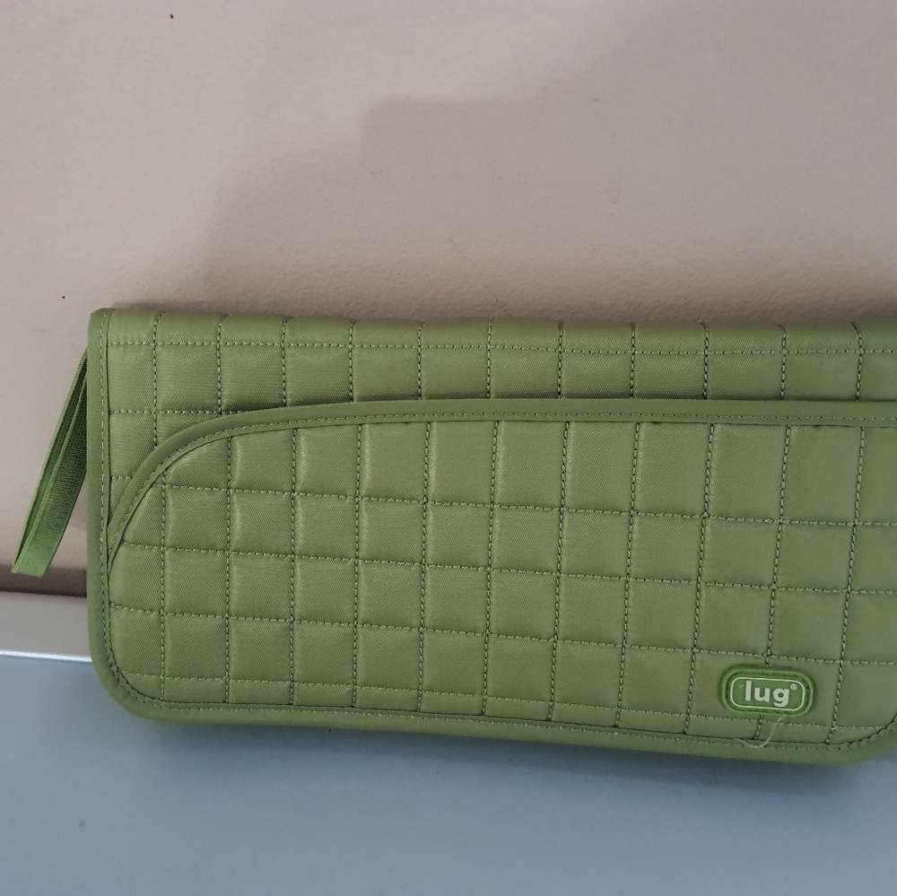 Lug long wristlet
